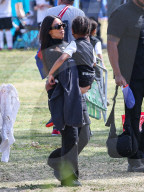PEOPLE - Kim Kardashian trägt ihren Sohn Saint West