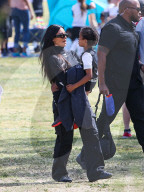 PEOPLE - Kim Kardashian trägt ihren Sohn Saint West