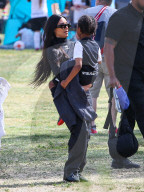 PEOPLE - Kim Kardashian trägt ihren Sohn Saint West