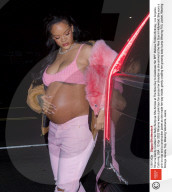 PEOPLE - Rihanna hält sanft ihren Babybauch
