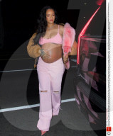 PEOPLE - Rihanna hält sanft ihren Babybauch