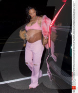 PEOPLE - Rihanna hält sanft ihren Babybauch