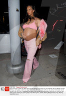 PEOPLE - Rihanna hält sanft ihren Babybauch