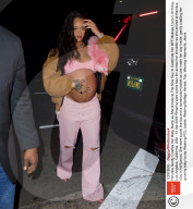 PEOPLE - Rihanna hält sanft ihren Babybauch