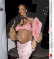 PEOPLE - Rihanna hält sanft ihren Babybauch