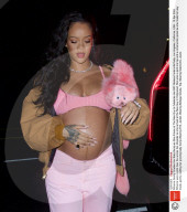 PEOPLE - Rihanna hält sanft ihren Babybauch