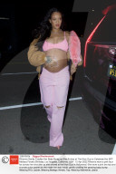 PEOPLE - Rihanna hält sanft ihren Babybauch