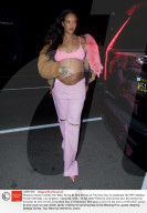 PEOPLE - Rihanna hält sanft ihren Babybauch