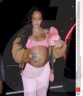 PEOPLE - Rihanna hält sanft ihren Babybauch