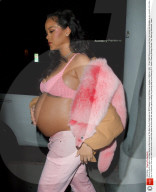 PEOPLE - Rihanna hält sanft ihren Babybauch