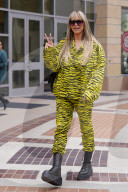 PEOPLE - Heidi Klum in einem knalligen Print-Outfit auf dem Weg zu America's Got Talent in Pasadena