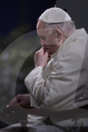 NEWS -  Papst Franziskus während der Kreuzweg-Prozession in Rom