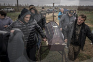 NEWS - Ukraine-Krieg:  Gräber von Opfern des Krieges auf einem Friedhof in Bucha
