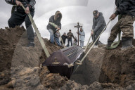 NEWS - Ukraine-Krieg:  Gräber von Opfern des Krieges auf einem Friedhof in Bucha