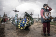 NEWS - Ukraine-Krieg:  Gräber von Opfern des Krieges auf einem Friedhof in Bucha