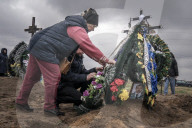 NEWS - Ukraine-Krieg:  Gräber von Opfern des Krieges auf einem Friedhof in Bucha