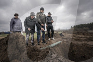 NEWS - Ukraine-Krieg:  Gräber von Opfern des Krieges auf einem Friedhof in Bucha