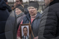 NEWS - Ukraine-Krieg:  Gräber von Opfern des Krieges auf einem Friedhof in Bucha