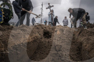 NEWS - Ukraine-Krieg:  Gräber von Opfern des Krieges auf einem Friedhof in Bucha