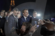 NEWS - Frankreich: Fans jubeln Emmanuel Macron nach seiner Wiederwahl vor dem Eiffelturm in Paris zu