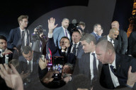 NEWS - Frankreich: Fans jubeln Emmanuel Macron nach seiner Wiederwahl vor dem Eiffelturm in Paris zu