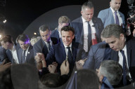 NEWS - Frankreich: Fans jubeln Emmanuel Macron nach seiner Wiederwahl vor dem Eiffelturm in Paris zu