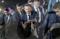 NEWS - Frankreich: Fans jubeln Emmanuel Macron nach seiner Wiederwahl vor dem Eiffelturm in Paris zu