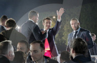 NEWS - Frankreich: Fans jubeln Emmanuel Macron nach seiner Wiederwahl vor dem Eiffelturm in Paris zu