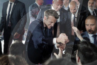 NEWS - Frankreich: Fans jubeln Emmanuel Macron nach seiner Wiederwahl vor dem Eiffelturm in Paris zu