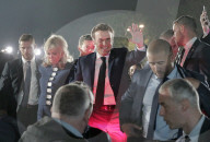 NEWS - Frankreich: Fans jubeln Emmanuel Macron nach seiner Wiederwahl vor dem Eiffelturm in Paris zu