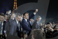 NEWS - Frankreich: Fans jubeln Emmanuel Macron nach seiner Wiederwahl vor dem Eiffelturm in Paris zu