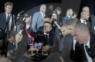 NEWS - Frankreich: Fans jubeln Emmanuel Macron nach seiner Wiederwahl vor dem Eiffelturm in Paris zu