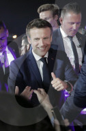 NEWS - Frankreich: Fans jubeln Emmanuel Macron nach seiner Wiederwahl vor dem Eiffelturm in Paris zu
