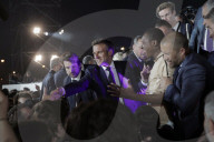 NEWS - Frankreich: Fans jubeln Emmanuel Macron nach seiner Wiederwahl vor dem Eiffelturm in Paris zu