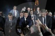 NEWS - Frankreich: Fans jubeln Emmanuel Macron nach seiner Wiederwahl vor dem Eiffelturm in Paris zu