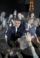 NEWS - Frankreich: Fans jubeln Emmanuel Macron nach seiner Wiederwahl vor dem Eiffelturm in Paris zu
