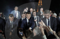 NEWS - Frankreich: Fans jubeln Emmanuel Macron nach seiner Wiederwahl vor dem Eiffelturm in Paris zu