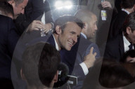 NEWS - Frankreich: Fans jubeln Emmanuel Macron nach seiner Wiederwahl vor dem Eiffelturm in Paris zu