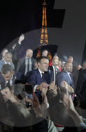 NEWS - Frankreich: Fans jubeln Emmanuel Macron nach seiner Wiederwahl vor dem Eiffelturm in Paris zu