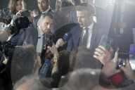 NEWS - Frankreich: Fans jubeln Emmanuel Macron nach seiner Wiederwahl vor dem Eiffelturm in Paris zu