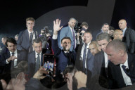 NEWS - Frankreich: Fans jubeln Emmanuel Macron nach seiner Wiederwahl vor dem Eiffelturm in Paris zu