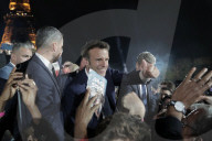 NEWS - Frankreich: Fans jubeln Emmanuel Macron nach seiner Wiederwahl vor dem Eiffelturm in Paris zu