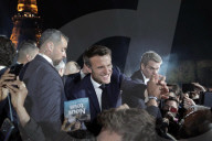 NEWS - Frankreich: Fans jubeln Emmanuel Macron nach seiner Wiederwahl vor dem Eiffelturm in Paris zu