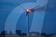 NEWS -  Eine Windturbine brennt in French Drove, Peterborough, UK