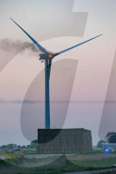 NEWS -  Eine Windturbine brennt in French Drove, Peterborough, UK