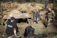 Fortress Zaporizhzhia prepares to fight as war closes in