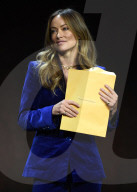 PEOPLE - Olivia Wilde kriegt mitten in der CinemaCon-Präsentation von Jason Sudeikis juristischen Papieren zugestellt