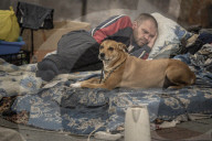 NEWS - Ukraine-Krieg: Menschen in der Metrostation in Charkiw nach dem Beschuss durch die Russen