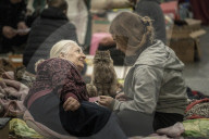 NEWS - Ukraine-Krieg: Menschen in der Metrostation in Charkiw nach dem Beschuss durch die Russen
