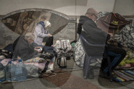 NEWS - Ukraine-Krieg: Menschen in der Metrostation in Charkiw nach dem Beschuss durch die Russen